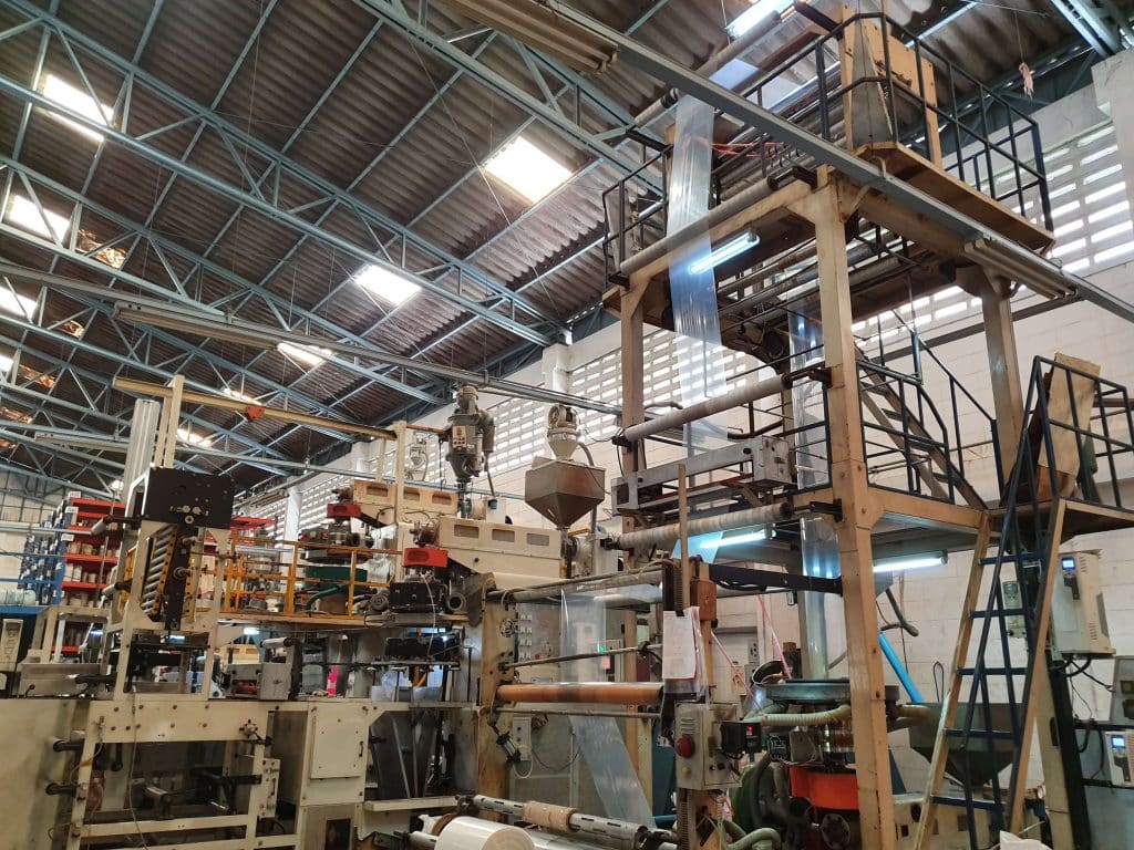 เครื่องเป่าเม็ดพลาสติกในโรงงานผลิตถุงพลาสติก